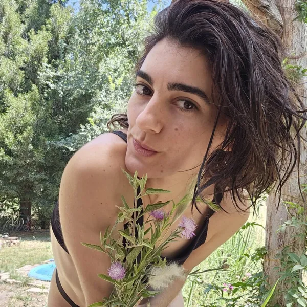 brunette-cute-outdoor
