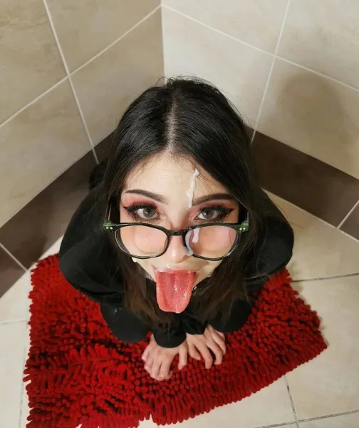 Watch photos Amateur Bathroom Barely Legal by the cool model Hot Lovers’s (@hot-lovers)
