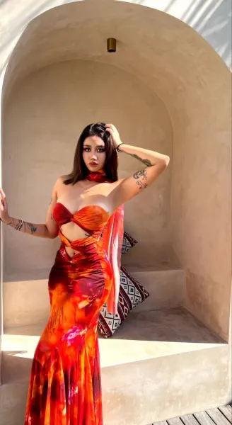 brunette-beautiful-cleavage-7