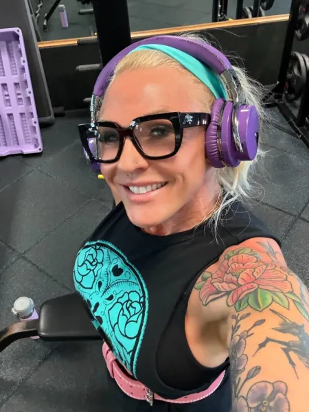 bodybuilder-fitness-glasses