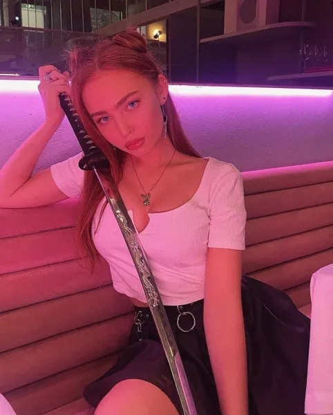bra-cleavage-18-years-old