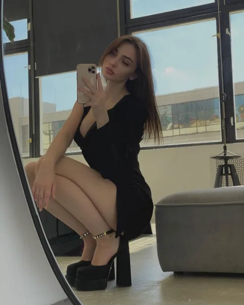 brunette-babe-boots-3