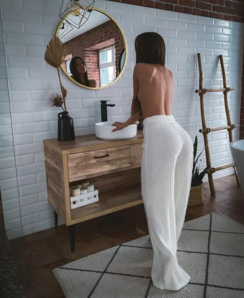 bathroom-long-hair-mirror-3