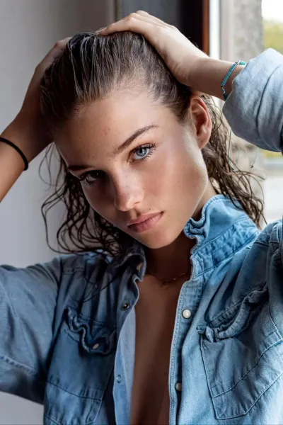 brunette-blue-eyes-beautiful-2