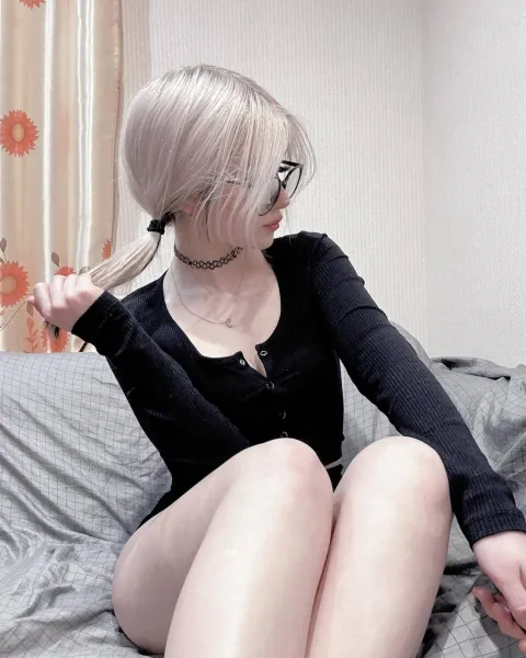 blonde-body-emo