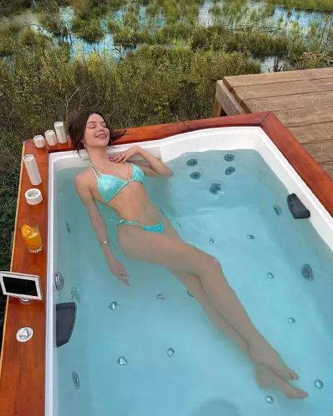 bikini-hot-tub-outdoor