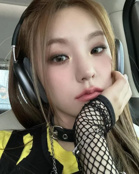 choker-fishnet-long-hair