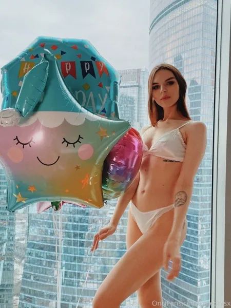 bra-blue-eyes-balloons