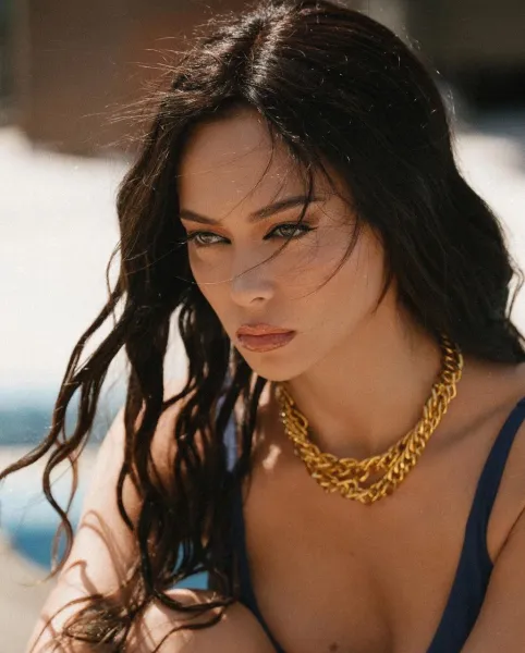 babe-bikini-brown-eyes