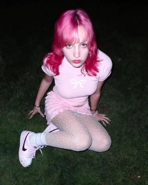 babe-belly-button-fishnet