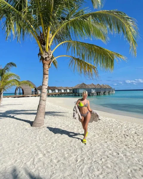 bikini-beach-walking