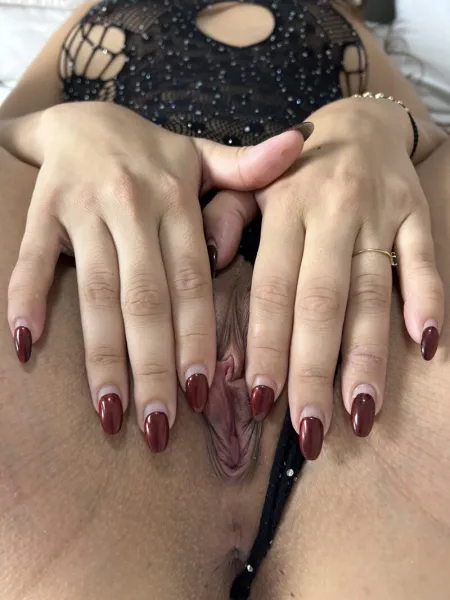 bodysuit-close-up-hands