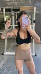 Watch videos Brunette Gym Latina by the cool model BARBIEE 😈😈’s (@soybarbiie)